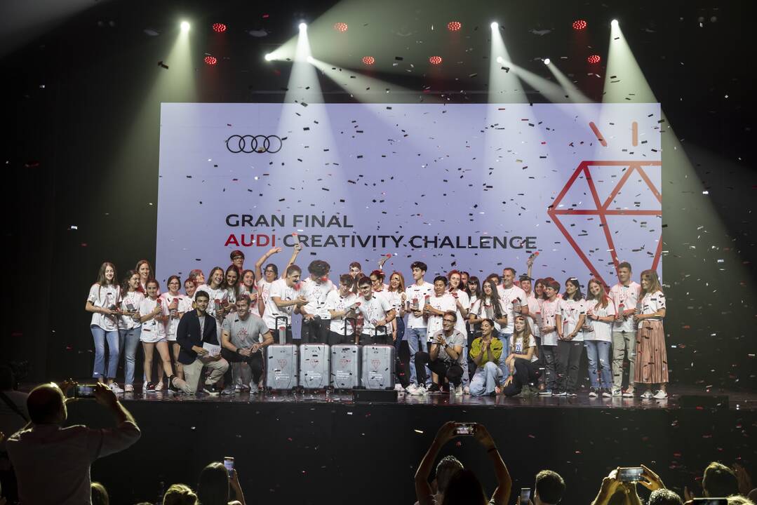 Foto de familia de todos los equipos durante la Gran Final de la Audi Creativity Challenge