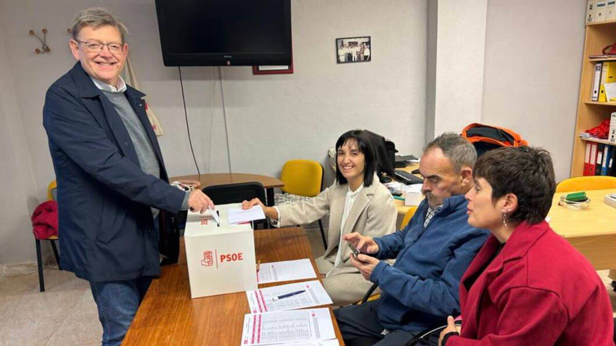 Ximo Puig vota en la consulta de Pedro Sánchez