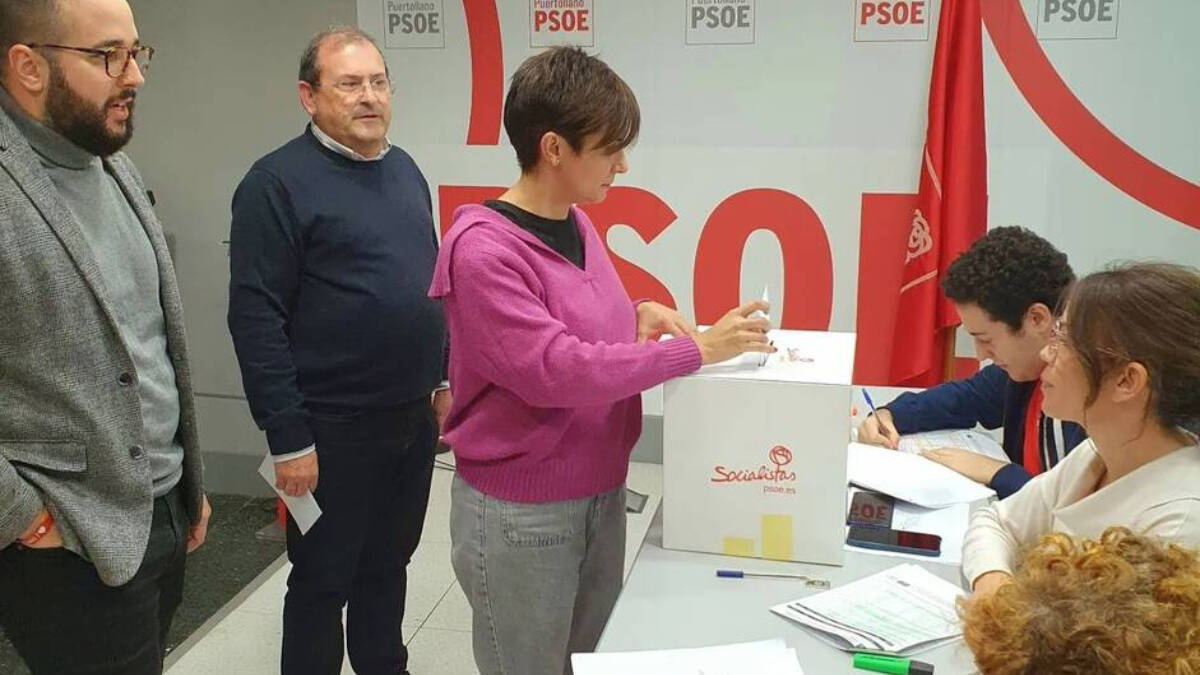 Los militantes socialistas acudieron ayer a votar si aprobaban o no los pactos con el independentismo.