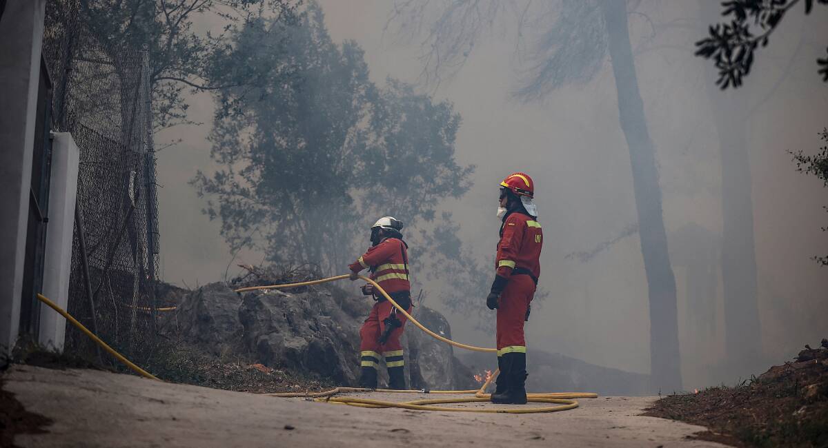 Dos agentes de la UME trabajan en la extinción del fuego - EUROPA PRESS
