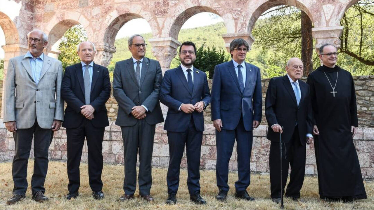 De izquierda a derecha: Jordi Casassas, José Montilla, Quim Torra, Pere Aragonès, Carles Puigdemont, Jordi Pujol y Manel Gasch en el homenaje en Francia a Pau Casals.