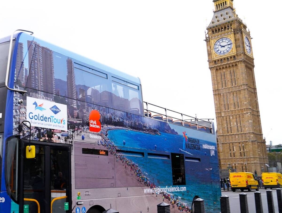 Un autobús en Londres con publicidad de Benidorm.
