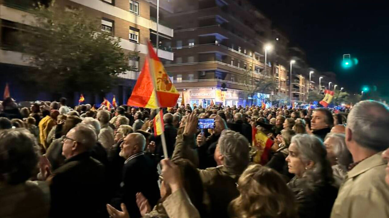 Miles de personas se concentraron este domingo frente a la sede del PSOE en Córdoba.