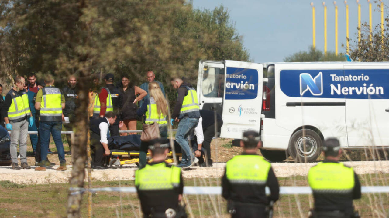 Levantamiento del cadáver hallado en la laguna del parque del Tamarguillo en Sevilla del joven de 23 años desaparecido.