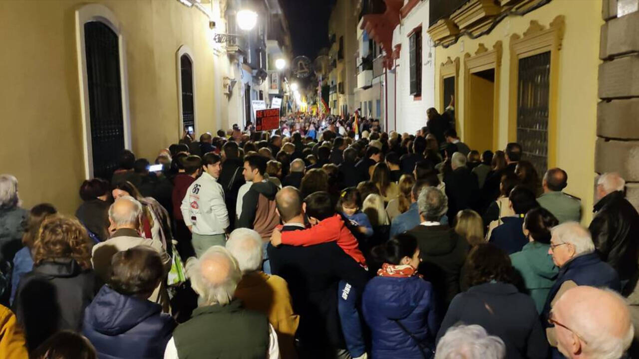 Concentración contra la amnistía ante la sede del PSOE andaluz en la calle San Vicente de Sevilla.