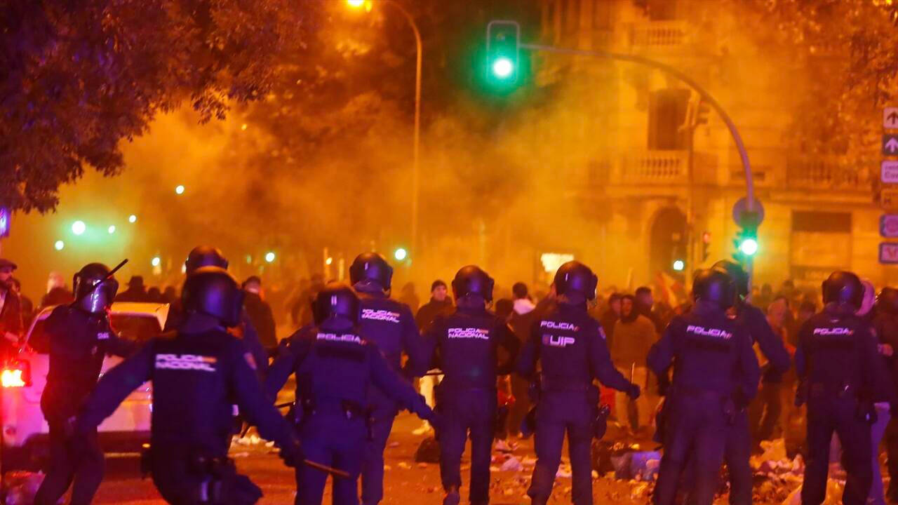 Agentes de Policía disipando la protesta en Ferraz