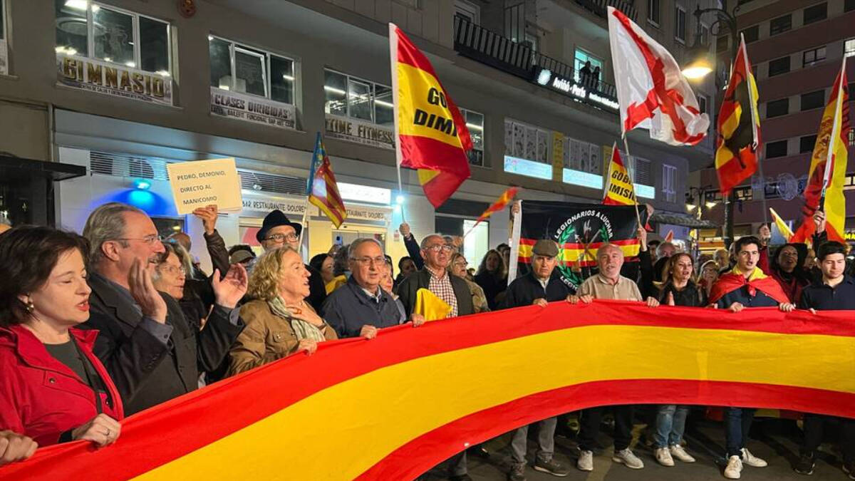 Manifestación en Valencia frete a la sede del PSPV en contra de la amnistía y los pactos de investidura de Pedro Sánchez.