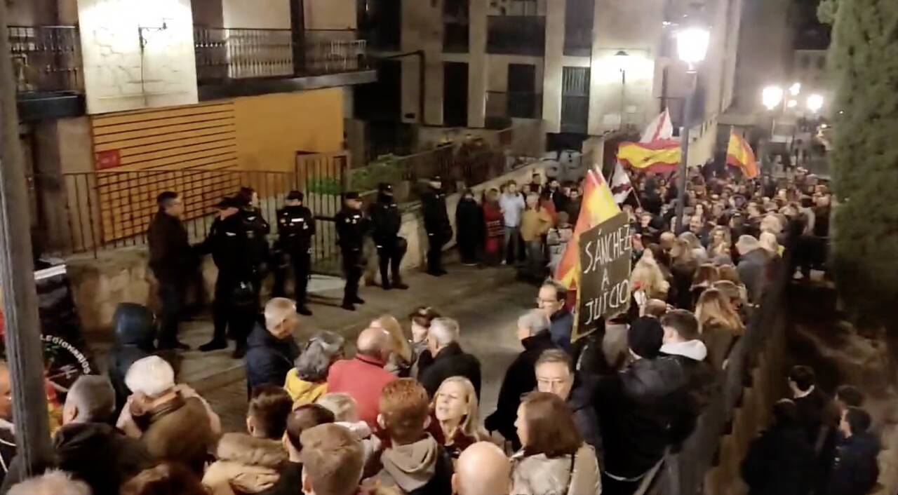 Protesta pacífica de un millar de personas ante la sede del PSOE en Salamanca