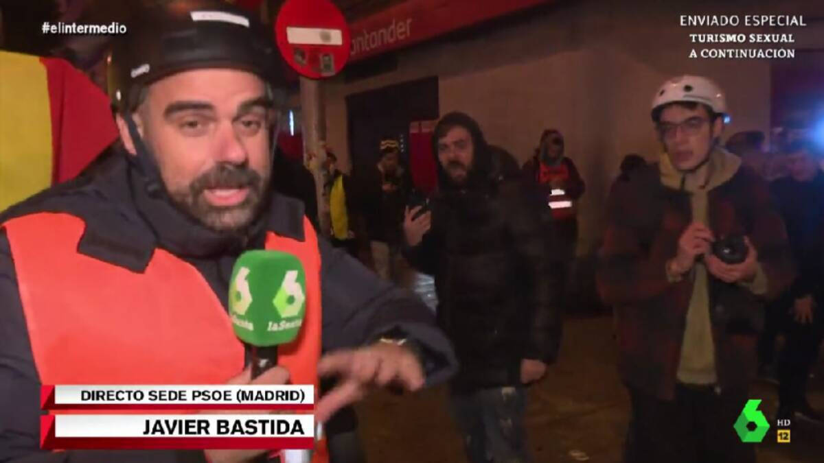 El reportero de 'El Intermedio', Javier Bastida, recibe insultos homófobos durante las protestas en Ferraz.