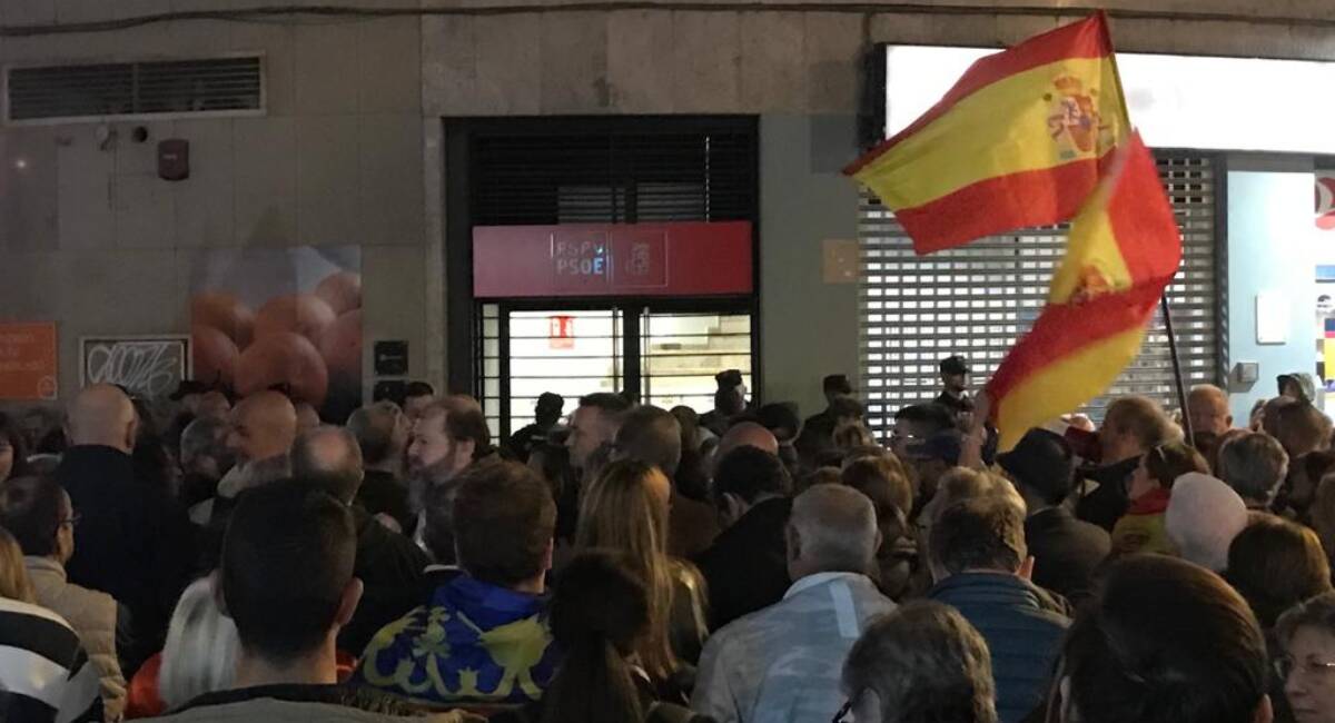 Concentración frente a la sede del PSOE en Valencia 