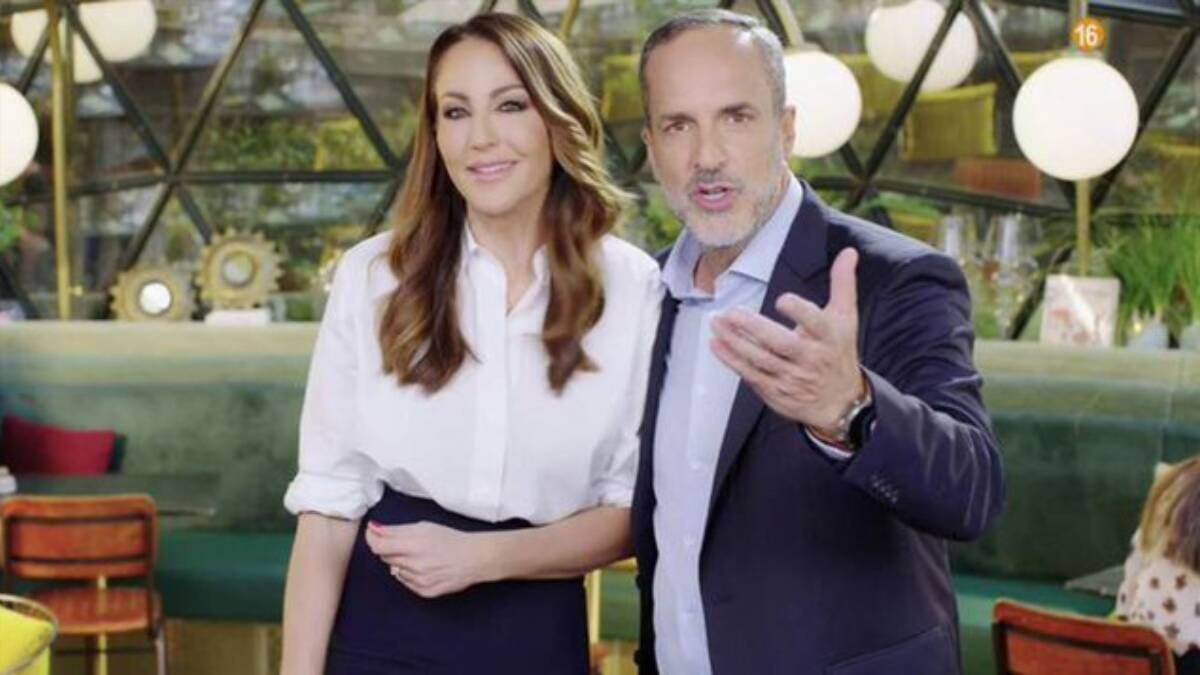 Los presentadores de '¡De viernes!', Bea Archidona y Santi Acosta, la nueva apuesta de Telecinco para sustituir al 'Deluxe'.