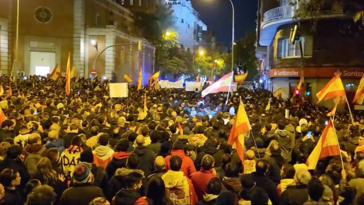 Cientos de manifestantes en la calle de Ferraz en Madrid