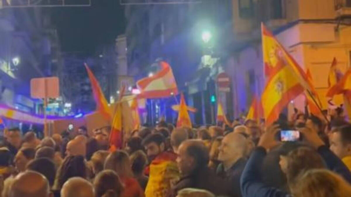 Manifestación frente a la sede del PSOE en Alicante