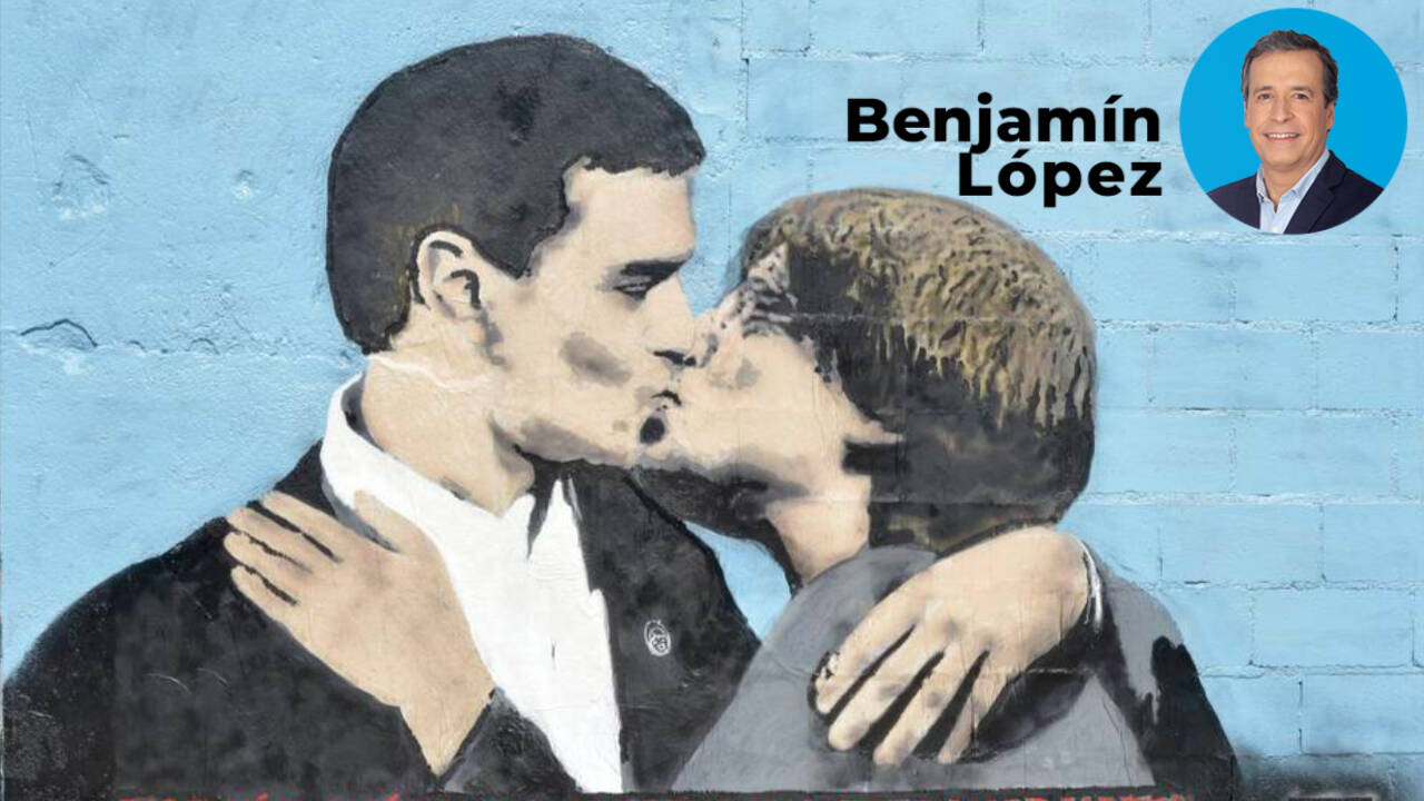 Vista del la pintura de Pedro Sánchez y Carles Puigdemont, dándose un beso en el mural del artista urbano TVBoy en Barcelona