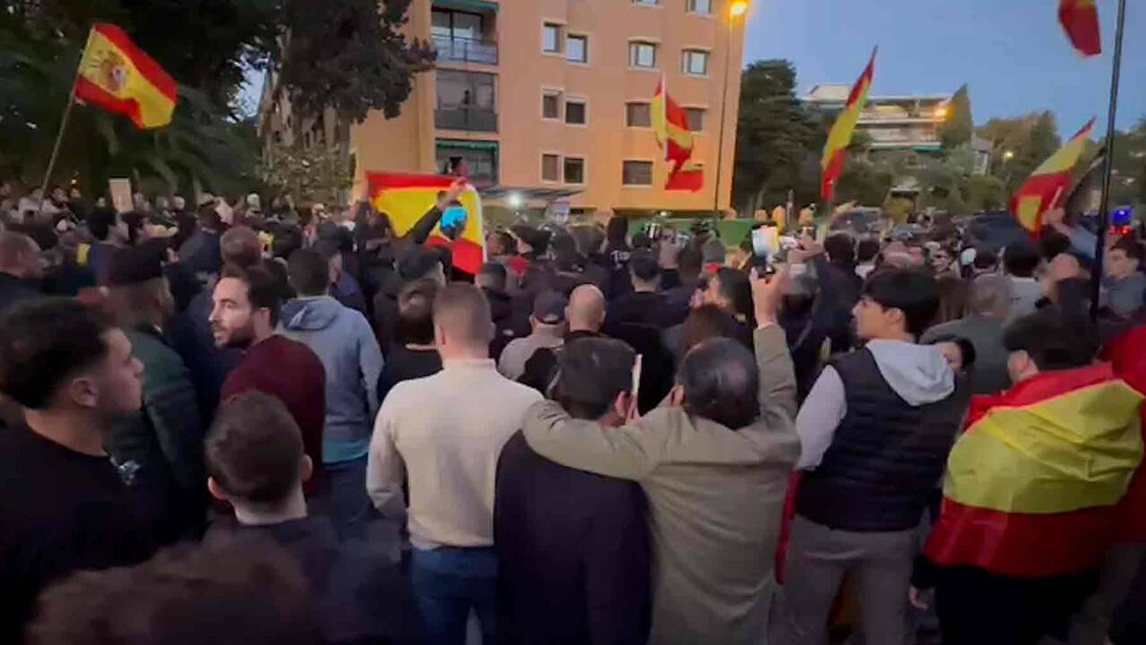 Centenares de ciudadanos abuchen a Sánchez en Málaga.