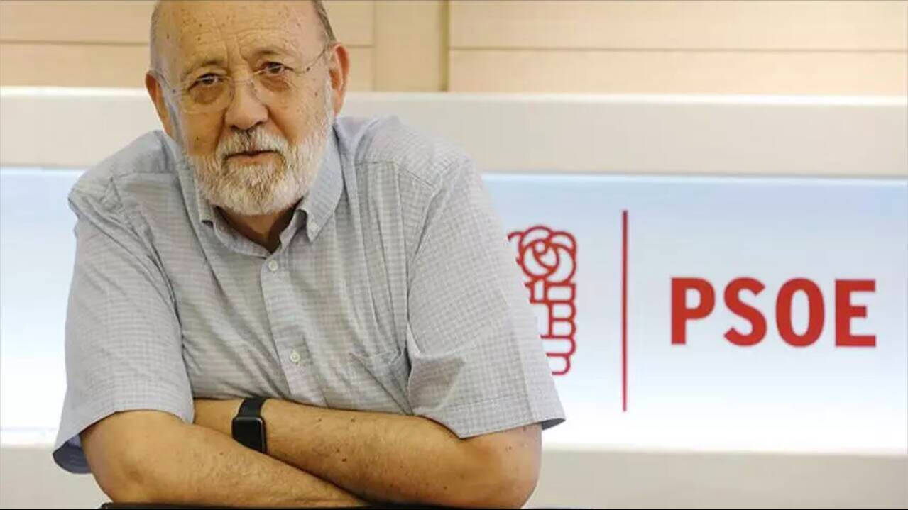 José Félix Tezanos, presidente del CIS, posando con el logotipo del PSOE por detrás