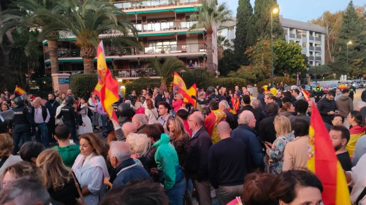 Cientos de personas se concentraron en Málaga ante la Subdelegación del Gobierno donde se reunían Sánchez y Scholz