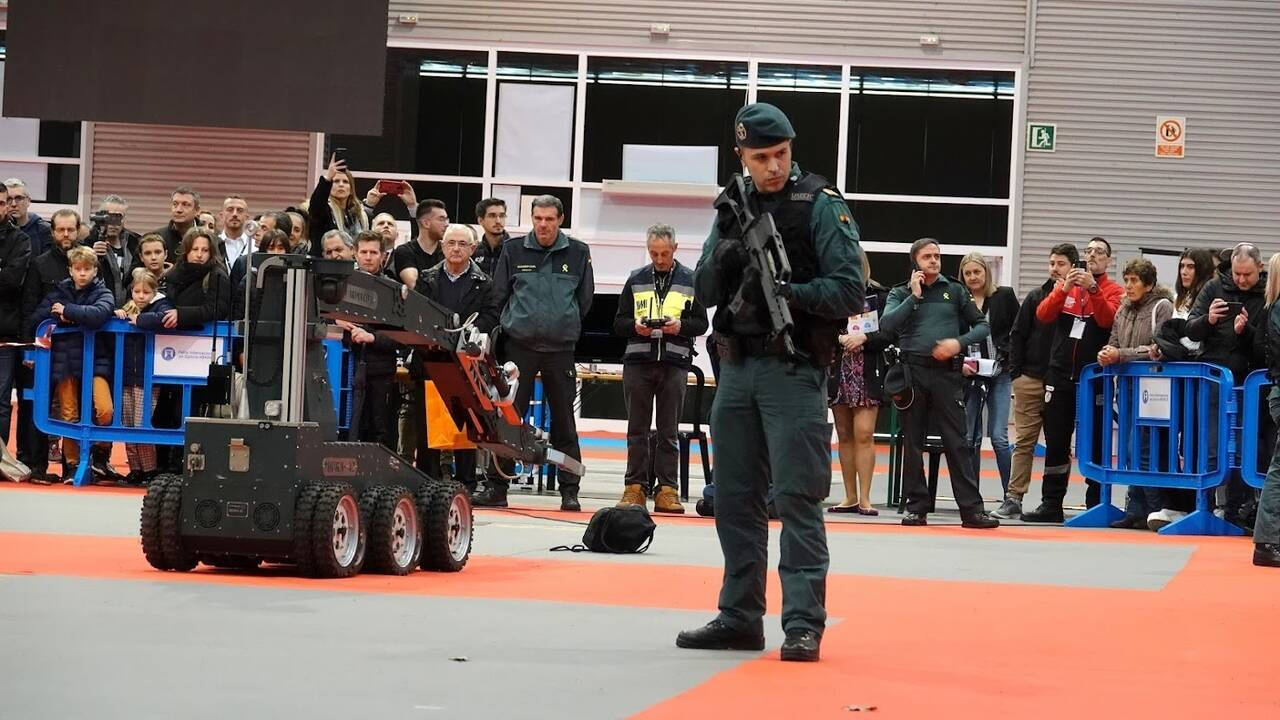 Un Guardia Civil exhibiendo este sábado sus medios en la feria de seguridad Sedexpo de Silleda (Pontevedra)
