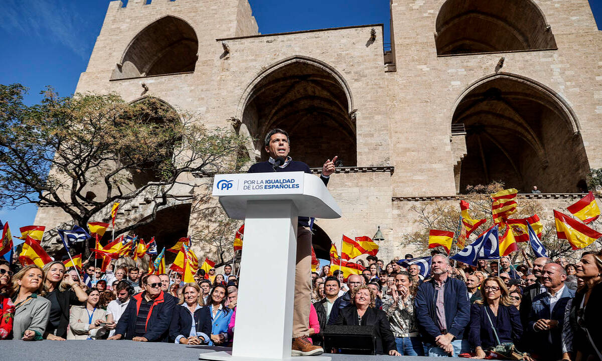 El presidente del PPCV y presidente de la Generalitat Valenciana, Carlos Mazón, interviene durante un acto del PP contra la amnistía, en la plaza de Los Fueros