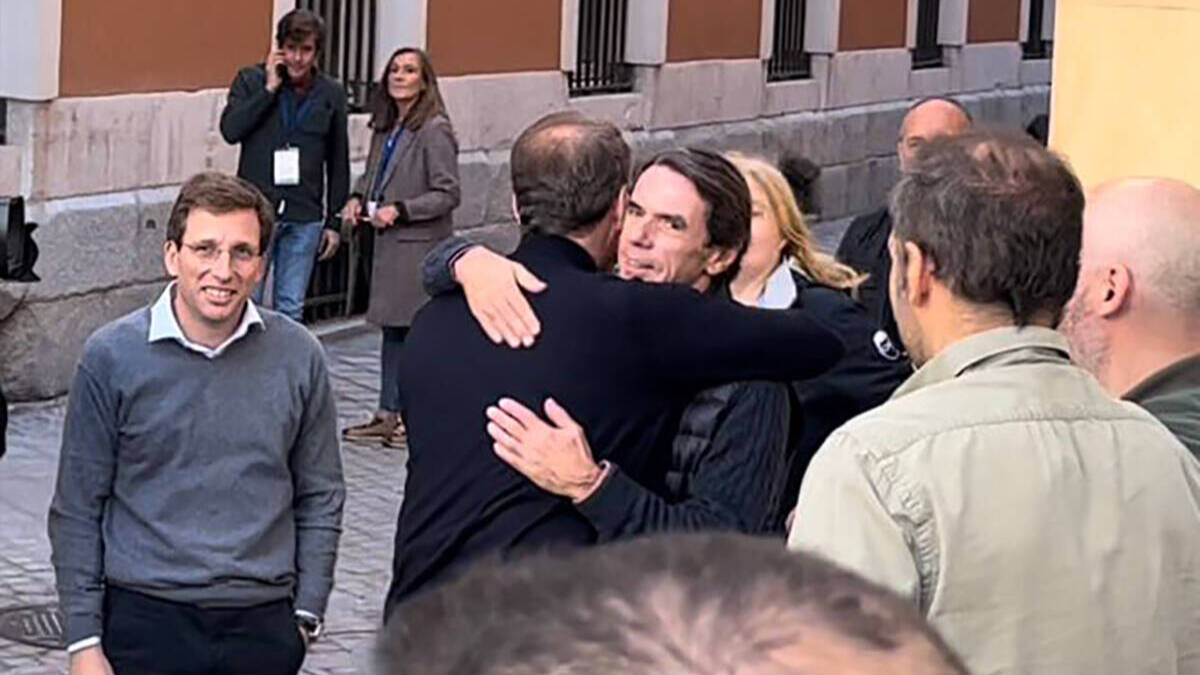 Aznar y Feijóo se abrazaron en Sol