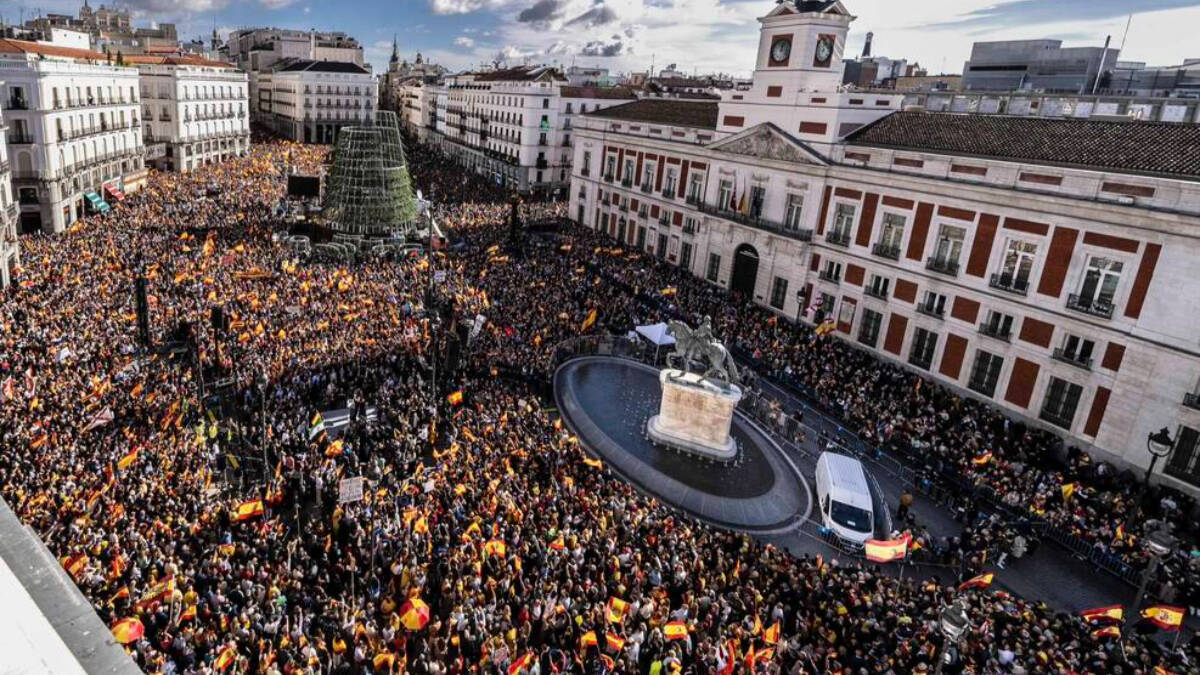 Cientos de miles de personas abarrotan la Puerta del Sol y las calles adyacentes