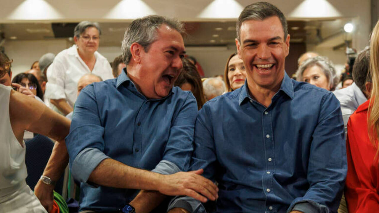 El presidente en funciones y líder socialista, Pedro Sánchez, con Juan Espadas, secretario general del PSOE-A en un acto en Granada en octubre.