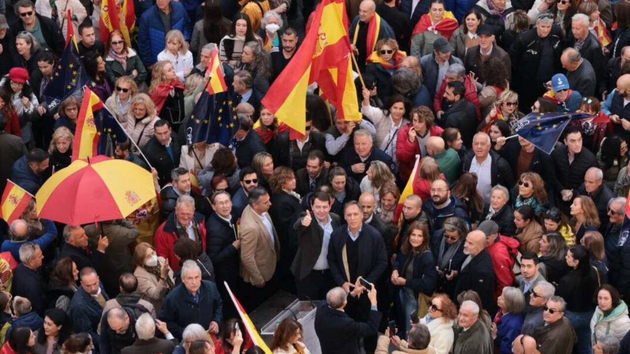 Mañueco entre la multitud congregada en Salamanca contra la amnistía