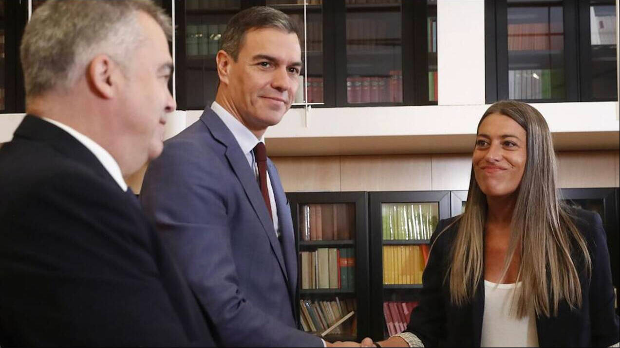 Pedro Sánchez y Santos Cerdán reuniéndose con la portavoz de Junts en el Congreso
