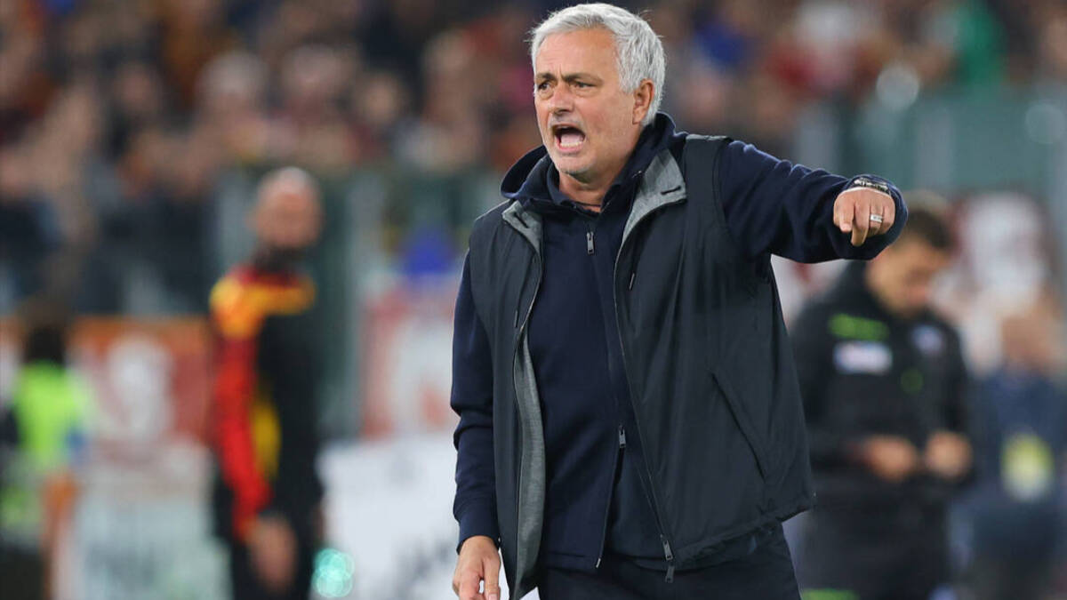 José Mourinho, entrenador de la Roma, protesta durante su partido ante la Lazio.