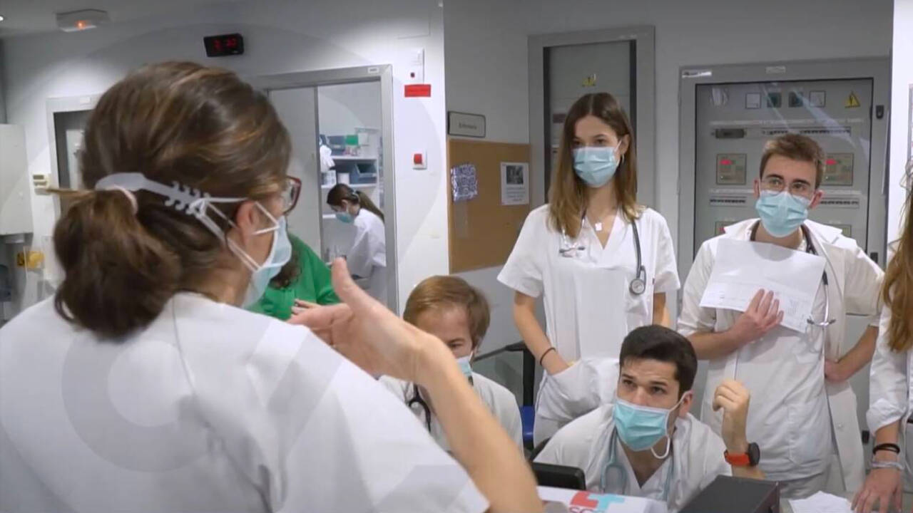 Estudiantes MIR realizan sus prácticas en un hospital