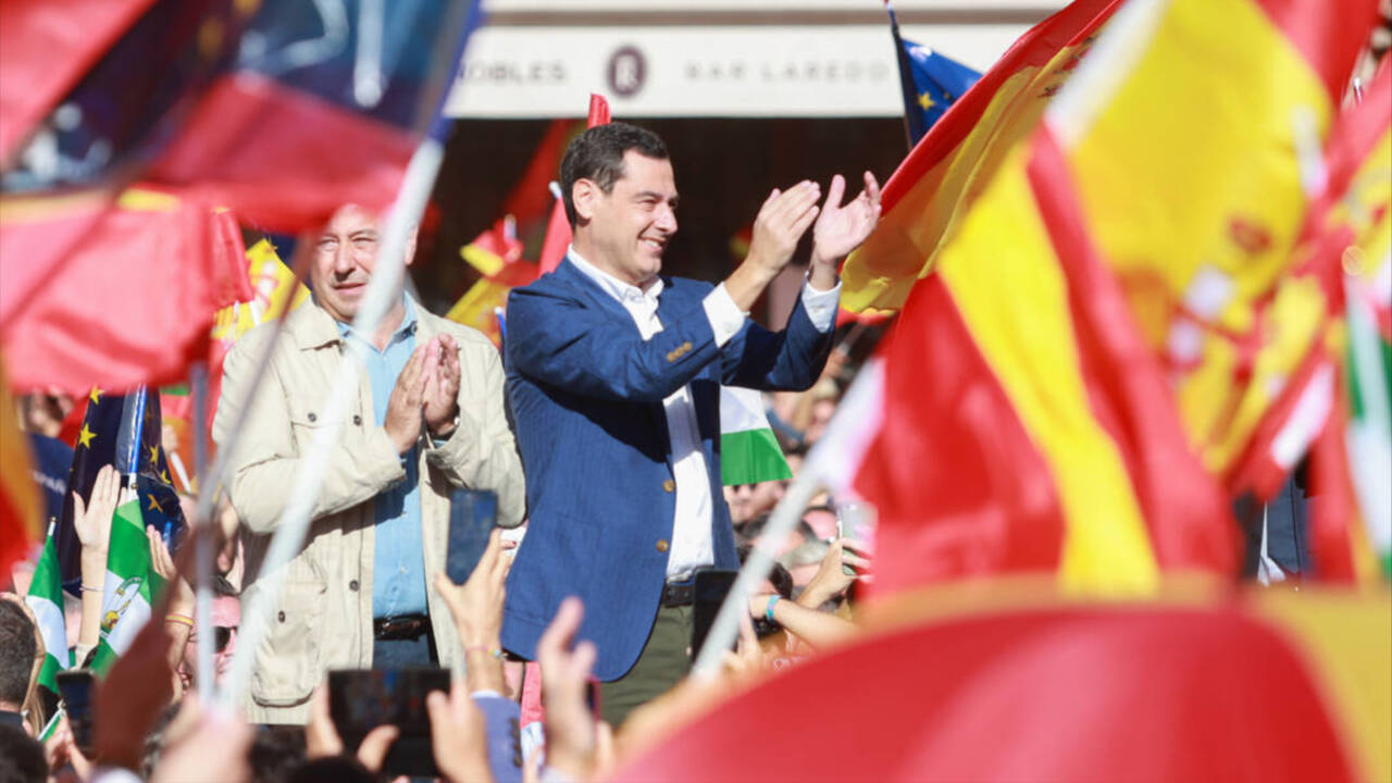 El presidente del PP andaluz y de la Junta, Juanma Moreno, durante su intervención en la concentración en Sevilla en contra de la amnistía
