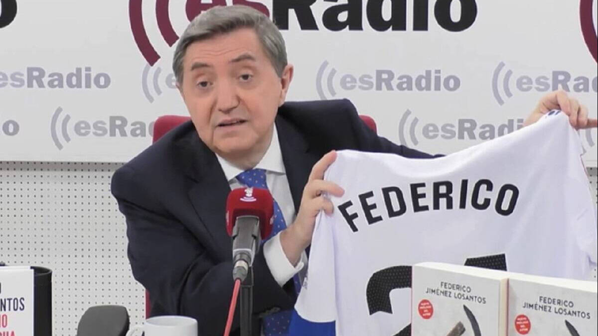 Federico Jiménez Losantos muestra, orgulloso, su regalo futbolero. 