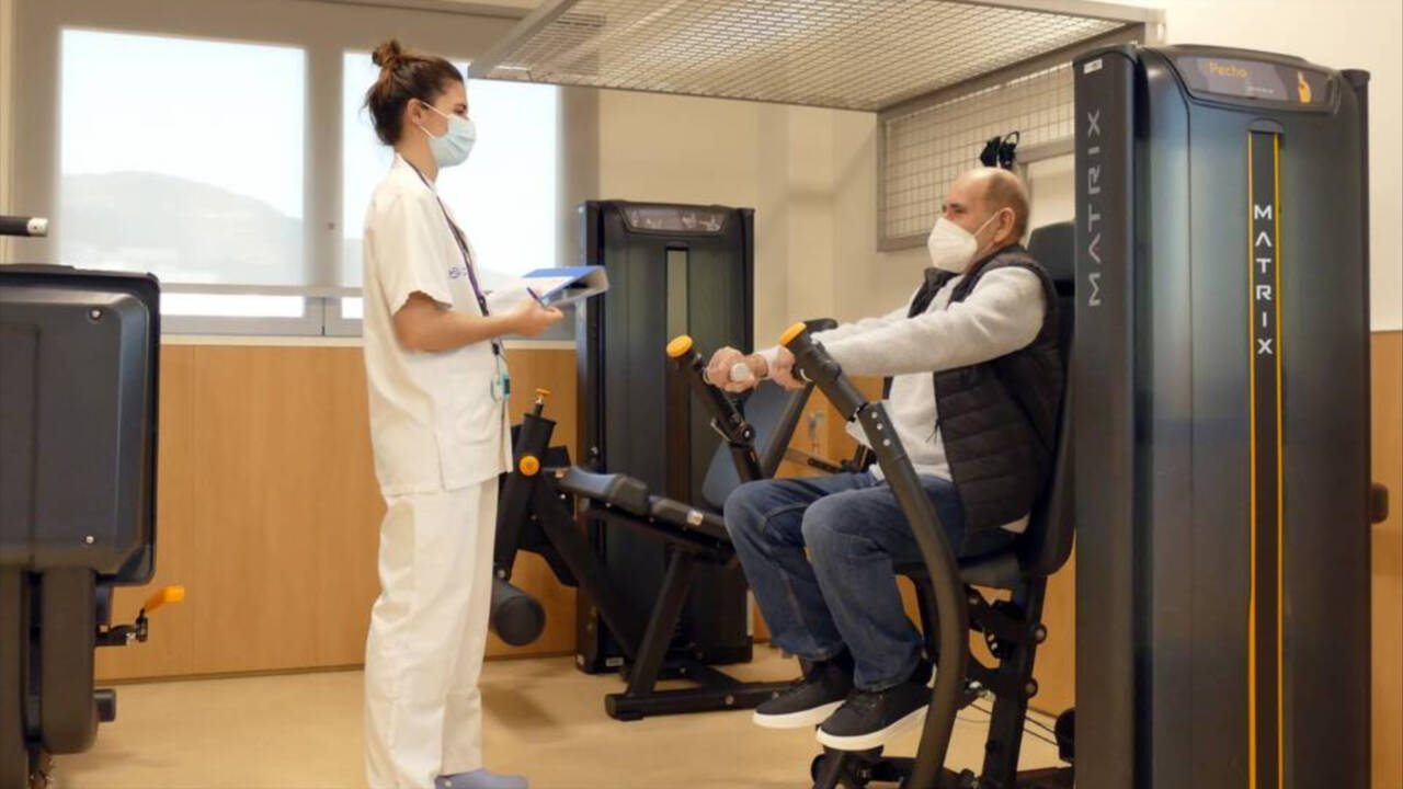 Imagen de un paciente realizando una prueba física.