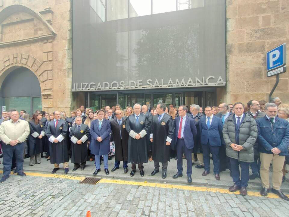 Concentración jueces a las puertas de los Juzgados de Salamanca contra la ley de amnistía
