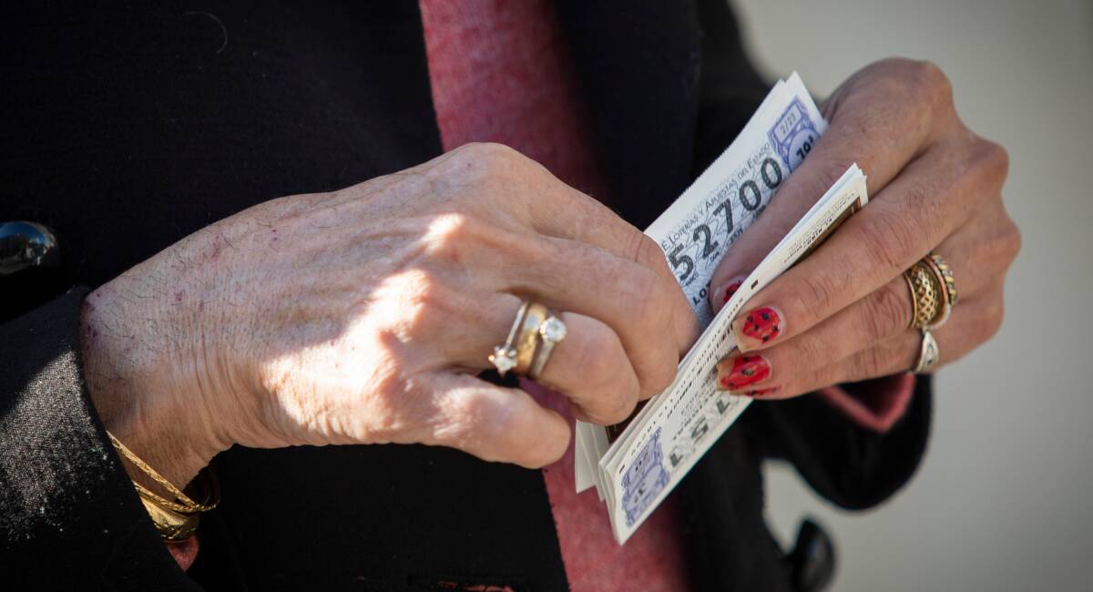 Imagen archivo mujer con décimos de lotería