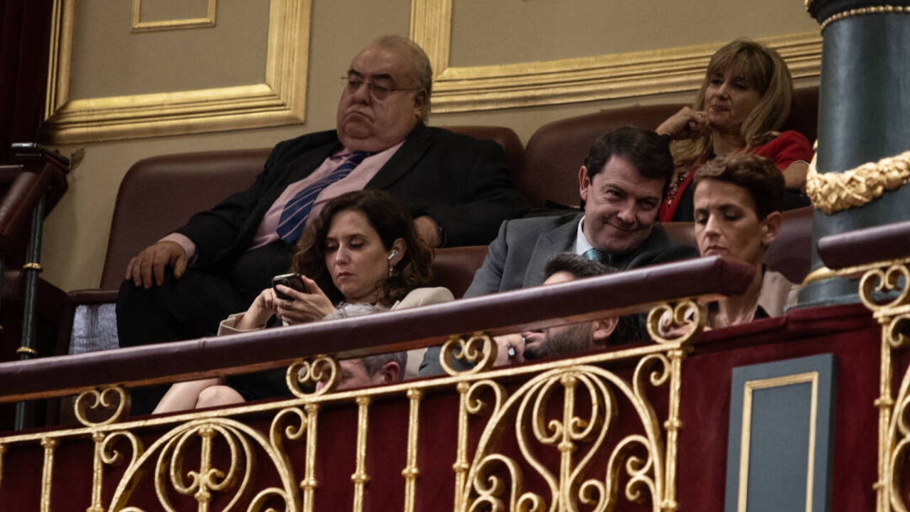 Mañueco asiste a la sesión de investidura de Pedro Sánchez desde la tribuna de invitados del Congreso
