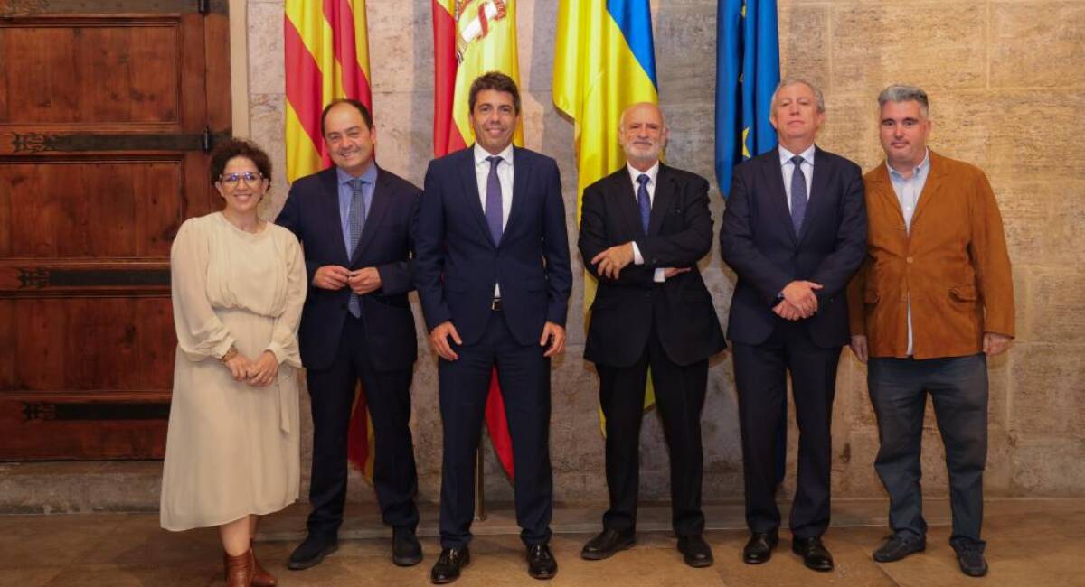 Reunión de representantes de Juristes Valencians con el president de la Generalitat, Carlos Mazón - GVA