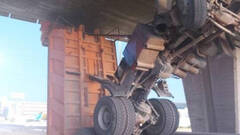 Rescatan al conductor de un camión atrapado en la cabina bajo un puente