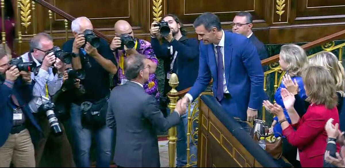 Pedro Sánchez es felicitado por Feijóo