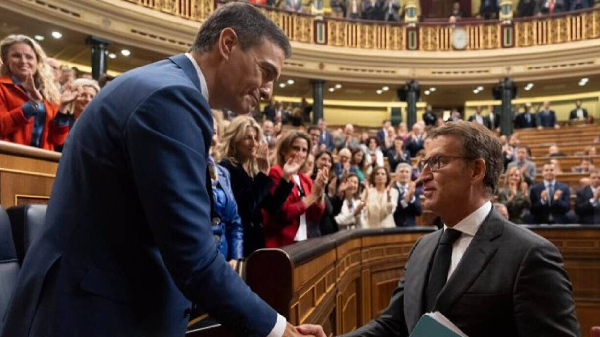 Feijóo felicita a Pedro Sánchez en el Congreso