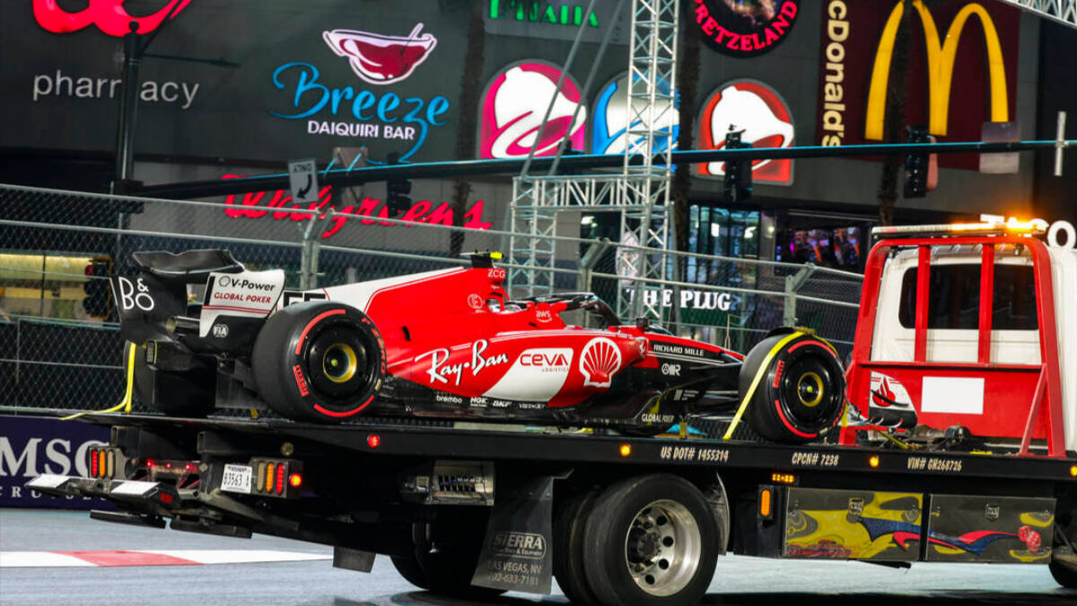 El Ferrari de Carlos Sainz tras el incidente con la tapa de alcantarilla