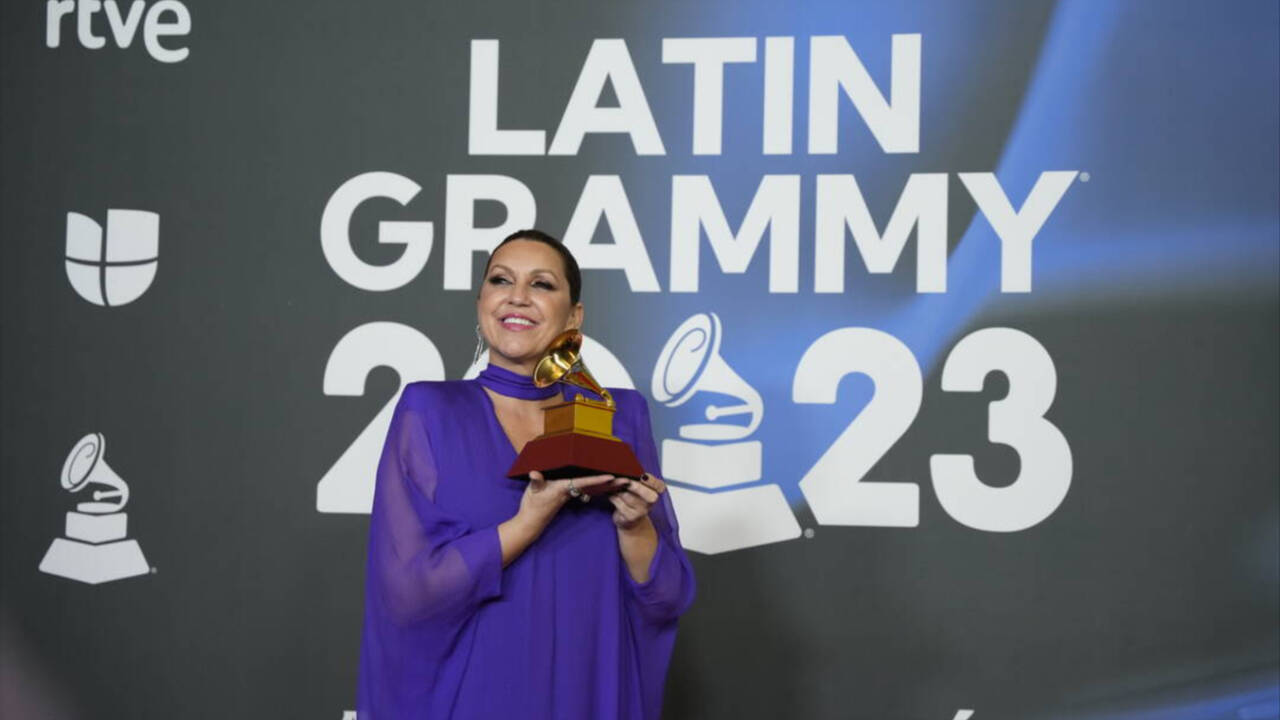 La cantante Niña Pastori posa con su premio Grammy Latino en Sevilla.