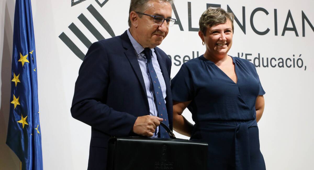 El nuevo conseller de Educación, Universidades y Empleo de la Generalitat Valenciana, José Antonio Rovira, recibe la cartera de manos de su predecesora en el cargo, Raquel Tamarit