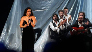 Rosalía y Rauw Alejandro se mandan mensajes en el escenario de los Latin Grammy
