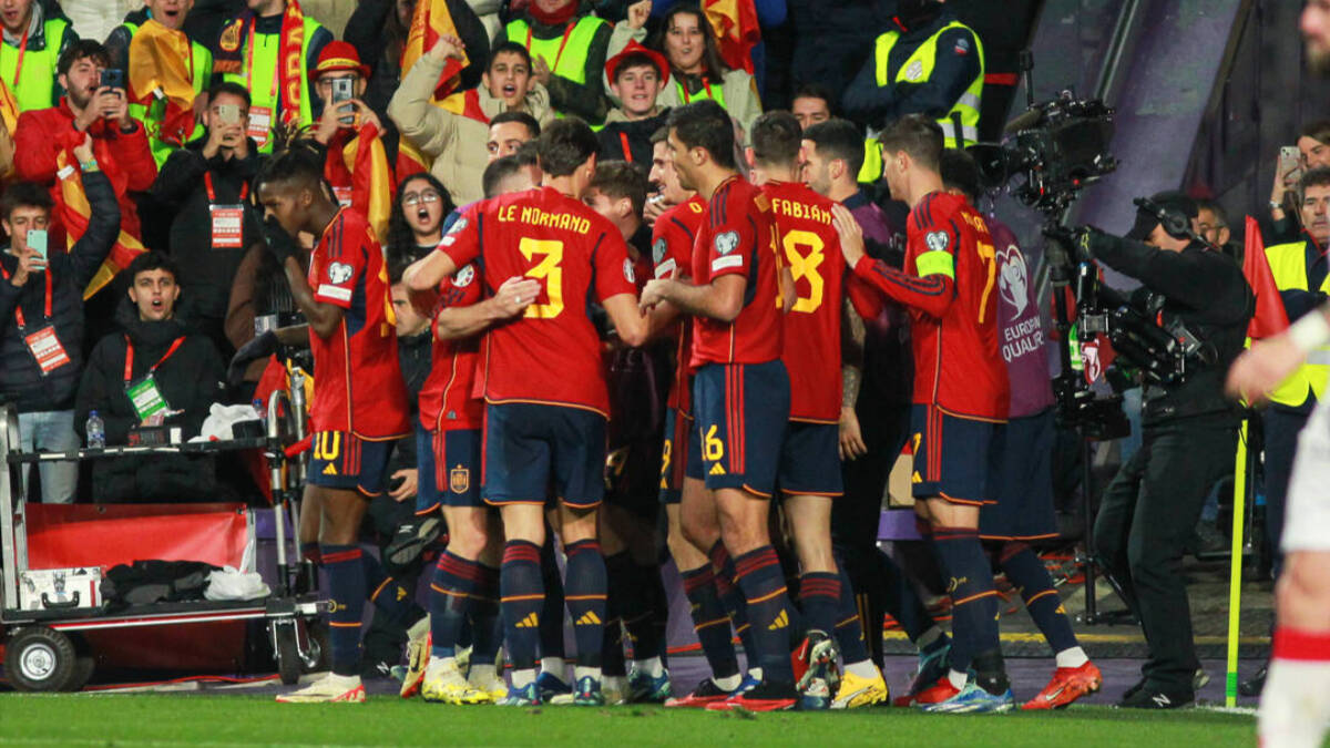 Los jugadores de la selección española celebran un gol ante Georgia.