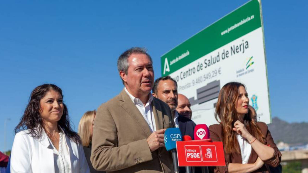El secretario general del PSOE-A, Juan Espadas, junto al cartel de la Junta de Andalucía en Nerja.