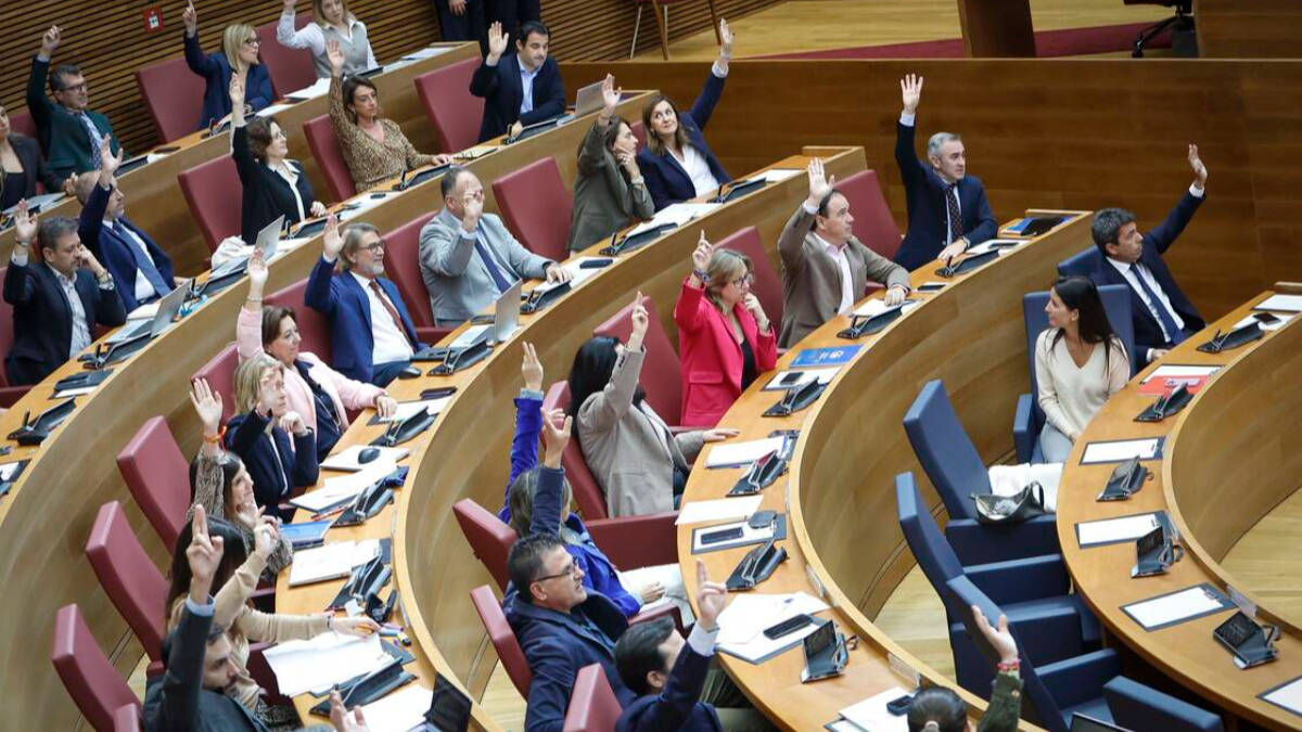Los diputados del PP y Vox votan en contra de la enmienda a la totalidad a los presupuestos en Las Cortes Valencianas.