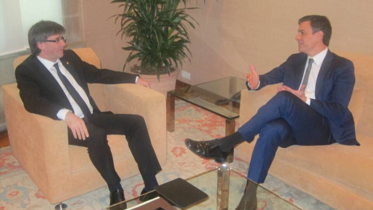 Imagen de una reunión entre Carles Puigdemont y Pedro Sánchez en 2018