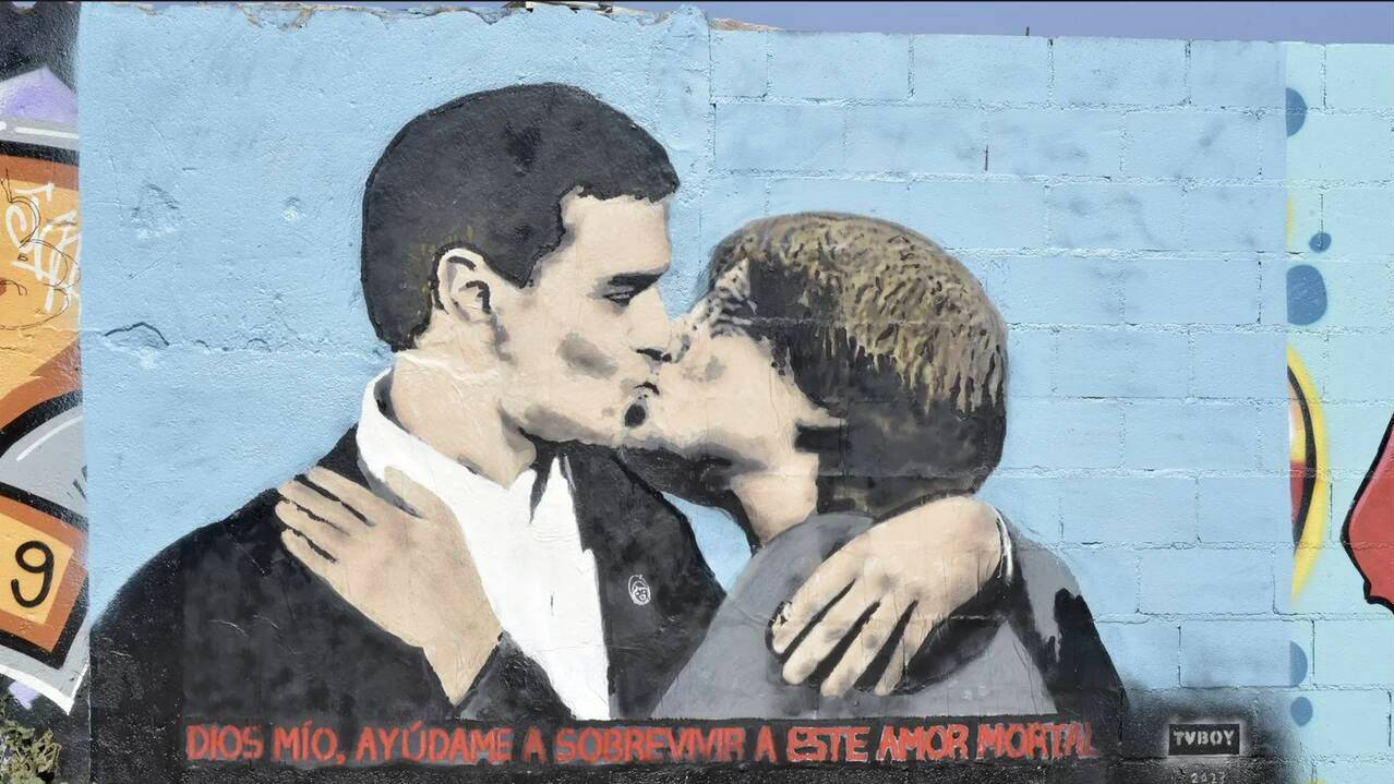 Pedro Sánchez y Carles Puigdemont besándose en un grafiti en Barcelona