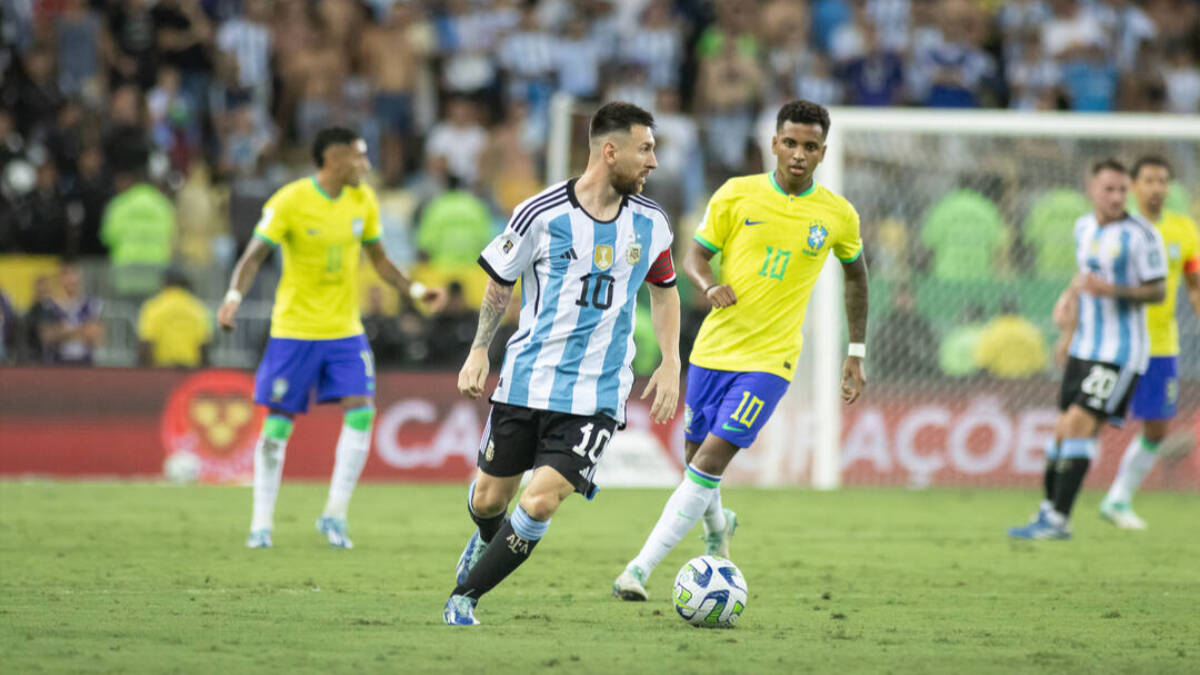 Messi y Rodrygo, durante el Brasil-Argentina de anoche